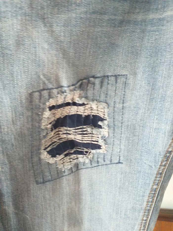 Jeans bleu effet troué - photo numéro 3