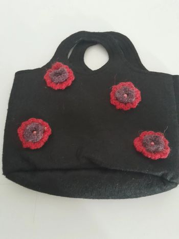 Sac en feutrine noir et fleur rouge et violette