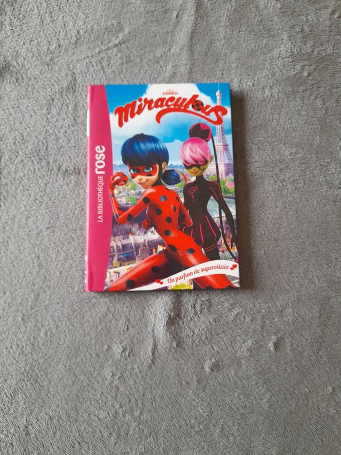Livre miraculous un parfum de supervilain