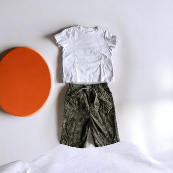 Ensemble été 36 mois in extenso – t-shirt blanc + short kaki motif tropical