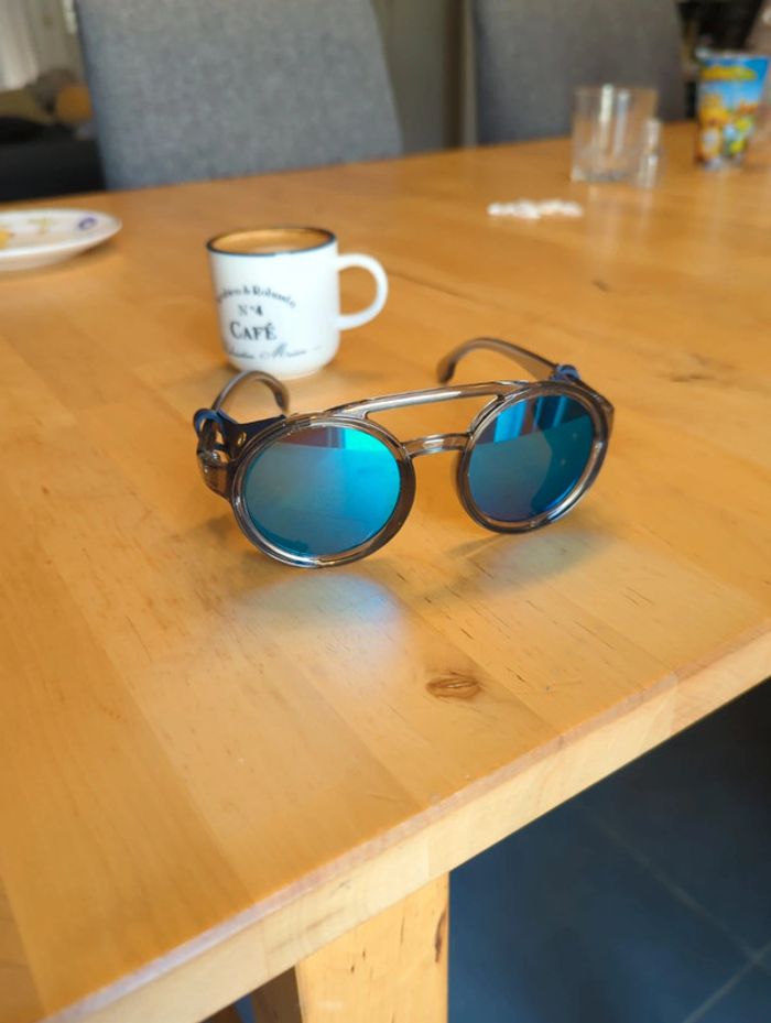 Lunettes solaires aviateur verres bleus monture gris fumé