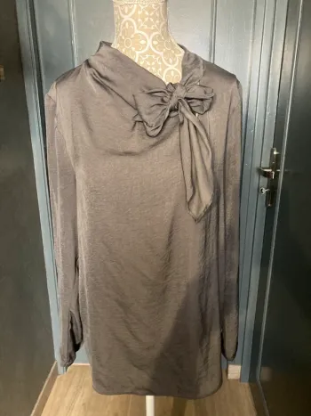 Blouse en satin gris