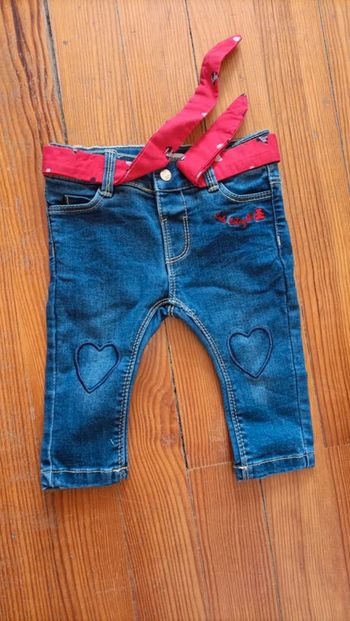 Jean avec ceinture/bandeau rouge
