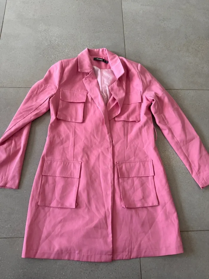 Long blazer rose Missguided taille 38, très bon état il manque la ceinture, 80cm longueur