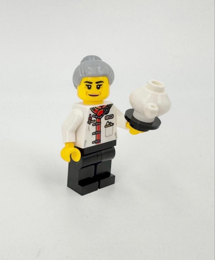 Lego Figurines Nouvel An Chinois : Serveuse (aux cheveux gris) en Restaurant - NEUF