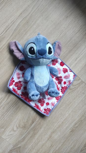 Peluche Stitch Disney avec Mouchoir – Motif Tropical