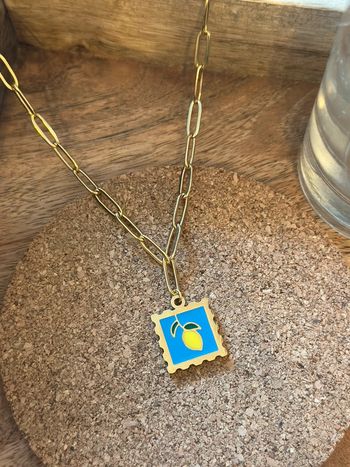 Collier chaîne dorée acier inoxydable – pendentif citron coloré
