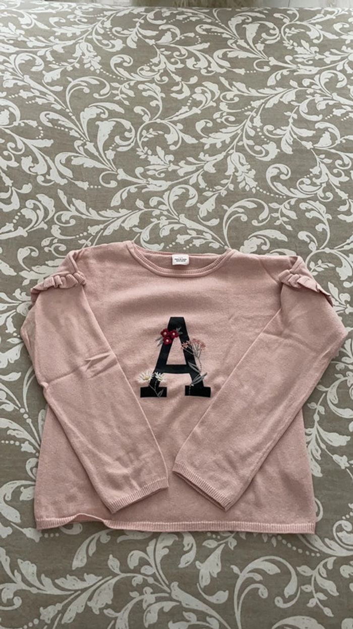 Pull rose frou frou sur les manches