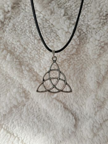Collier avec un pendentif en forme de noeud celte triquetra