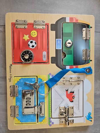 Planche d'activités montessori fermeture serrure