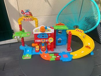 Caserne de pompiers tut tut bolide + 2 véhicules très bon état