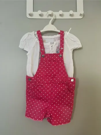 Salopette short rose avec tee shirt taille 3 ans