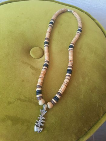 Collier en bois et métal