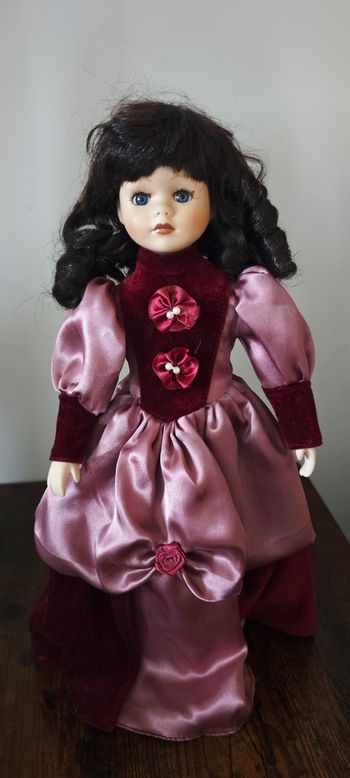 Poupée porcelaine