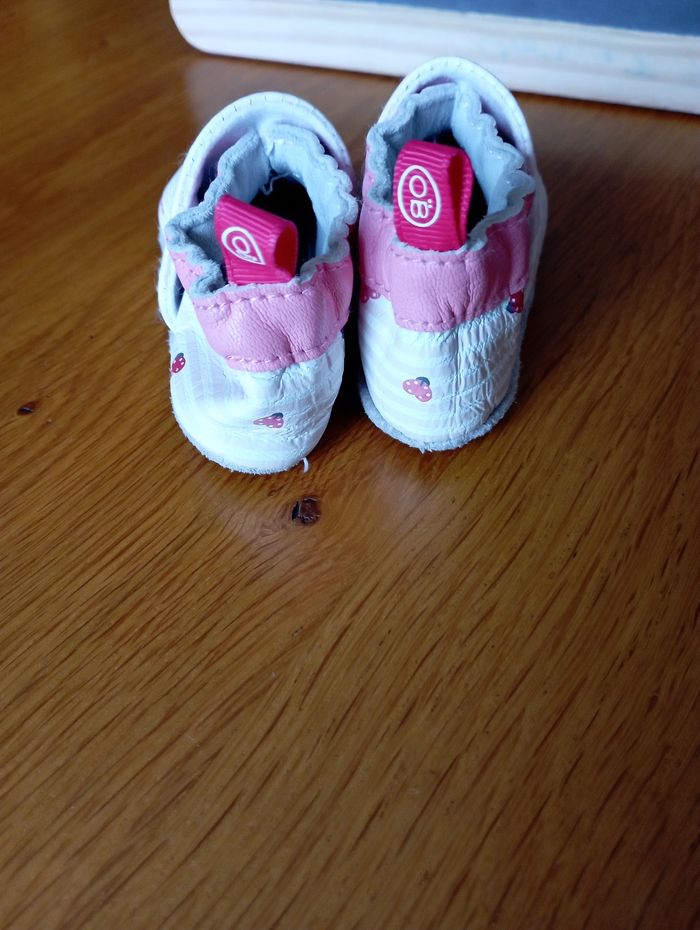 Petits chaussons Obaïbi 1-6 mois en cuir en très bon état - photo numéro 3
