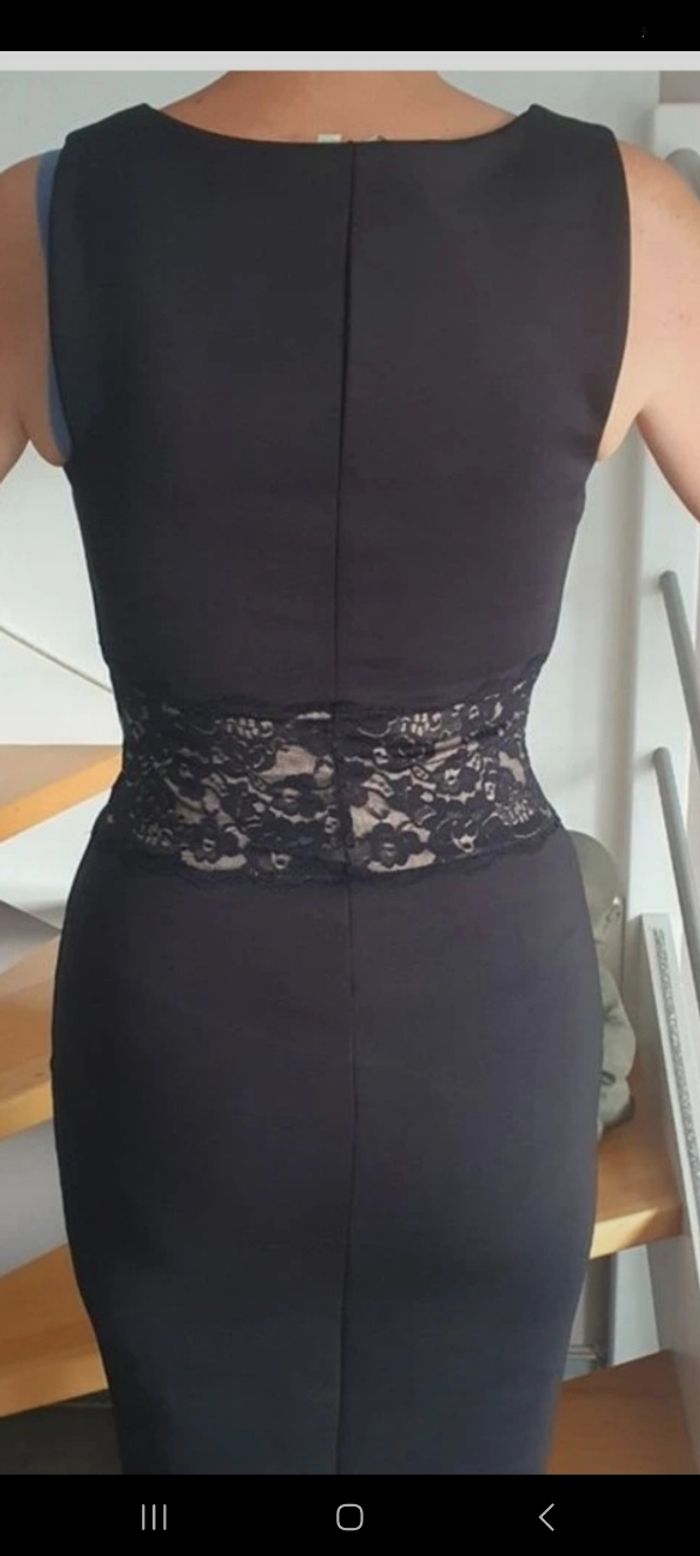 Vends robe noir taille tout en dentelle très classe arrive au genoux - photo numéro 3