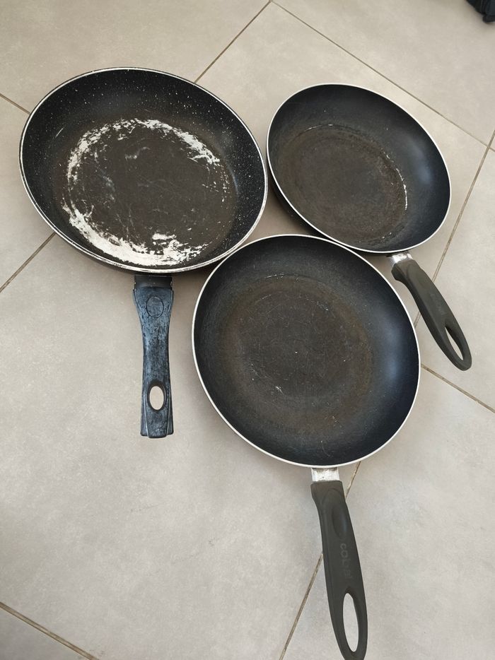 Lot poêle et assiettes - photo numéro 6