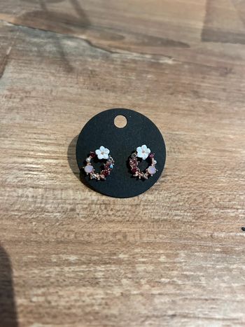 Jolies Boucles d’oreilles fleuries neuve