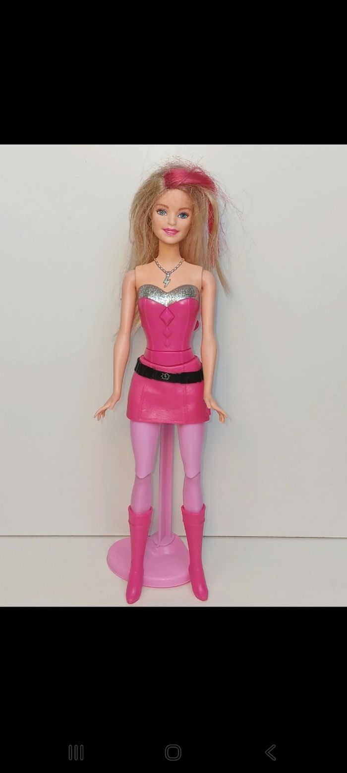 Poupée mattel Barbie Princess Power Super cdy61 
Poupée et ensemble compris