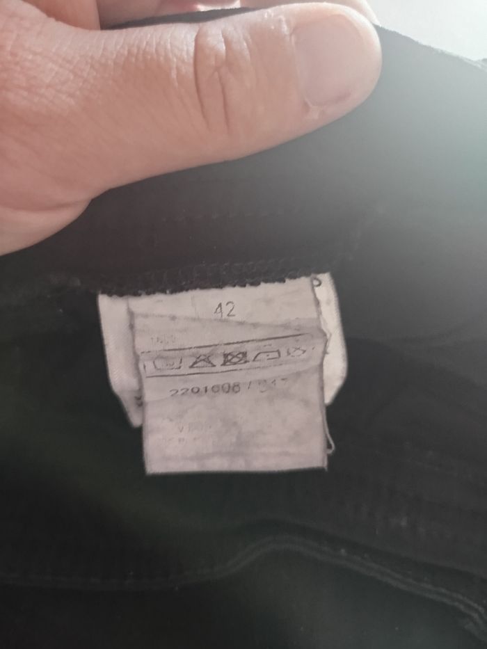 Jupe droite noire en jean stretch – Taille 42 – Détails rivets argentés
- photo numéro 3