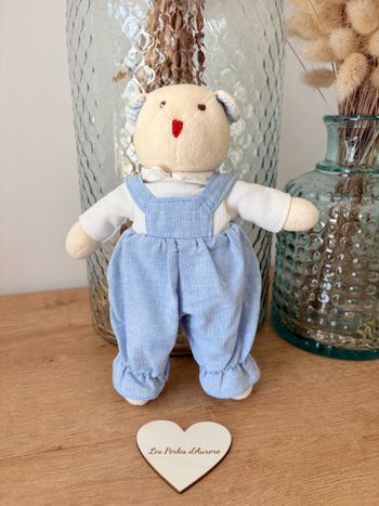 Peluche doudou ours beige nez rouge salopette