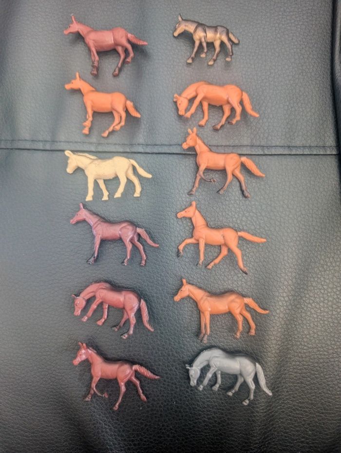 Lot de 12 petites figurines chevaux - photo numéro 2