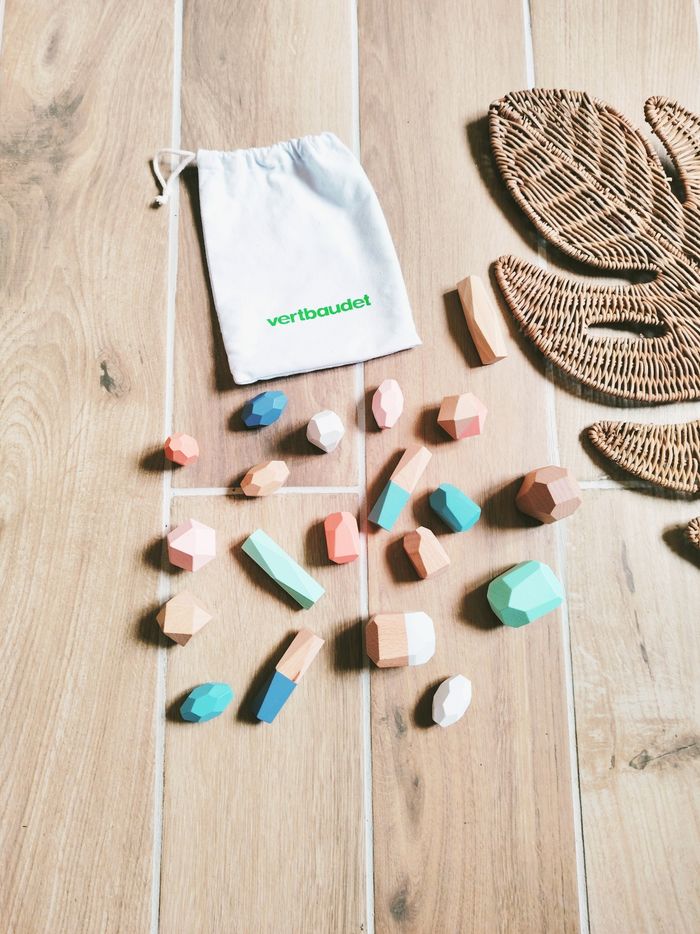 Lot de menhirs/ pierres multicolores à empiler en bois marque Vertbaudet