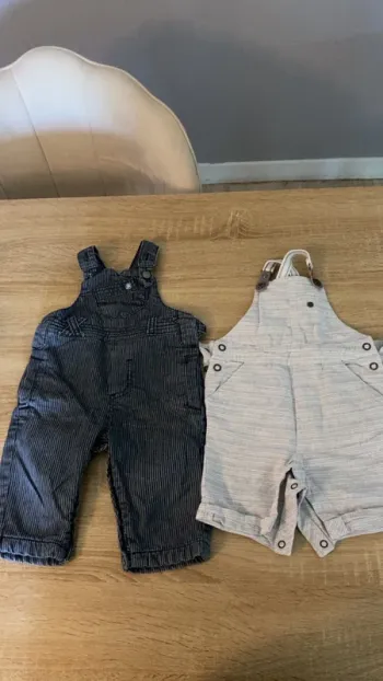 Lot de 2 salopettes taille 6 et 9 mois