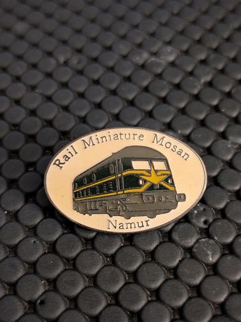 Pin's Club Rail miniature Mosan Namur numéroté