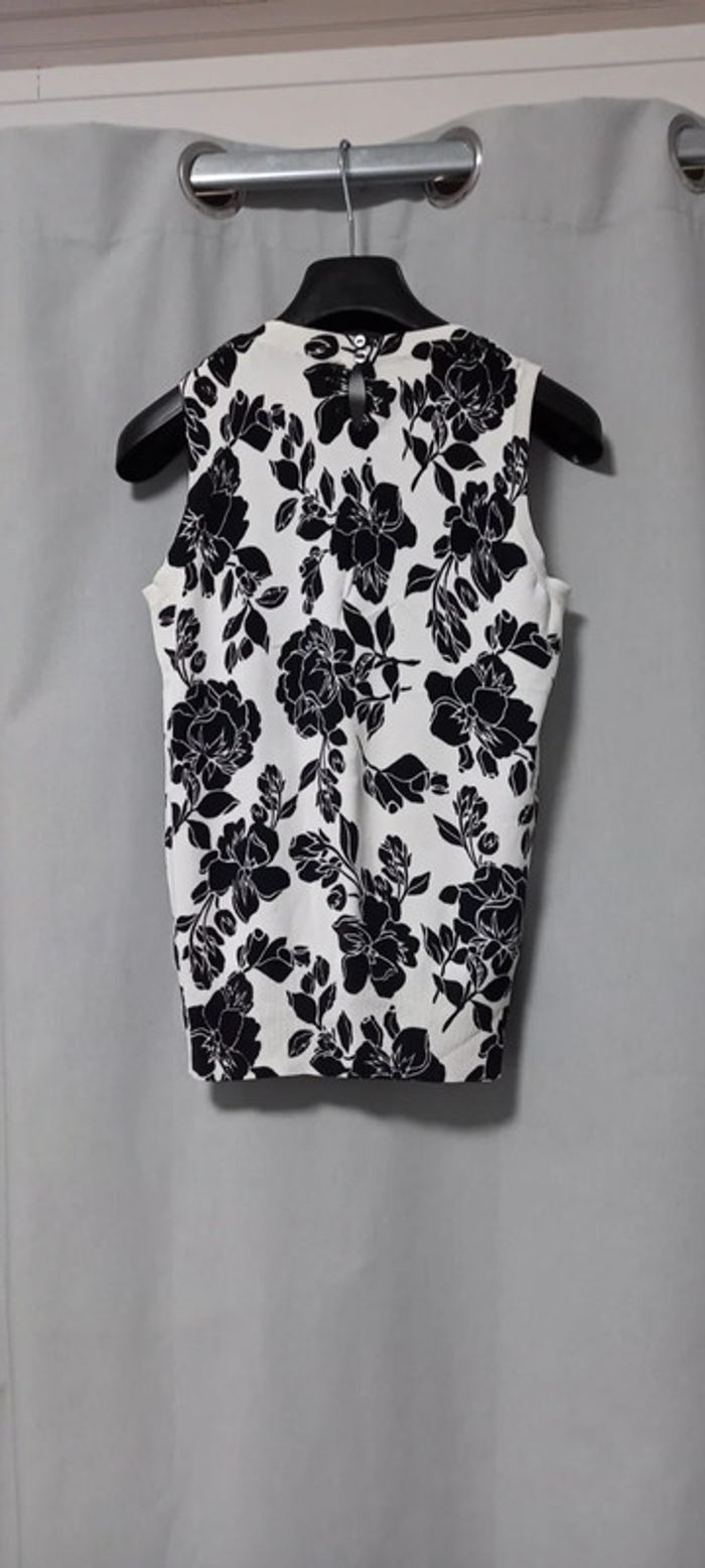 Haut sans manches blanc à fleurs noires 36 - photo numéro 2