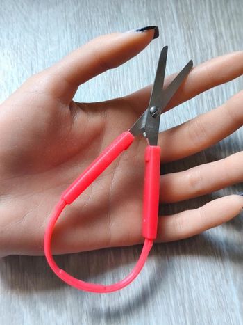 Ciseaux à boucle rouge