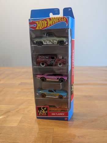 Coffret de 5 petites voitures HotWheels HW Flames Neuf