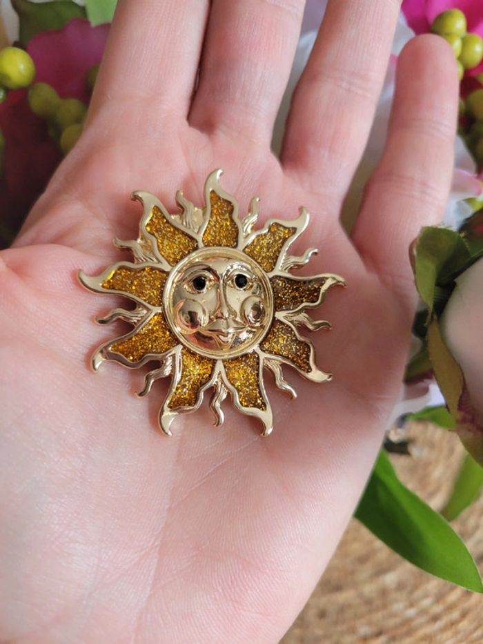 Broche soleil doré et sourant - photo numéro 3