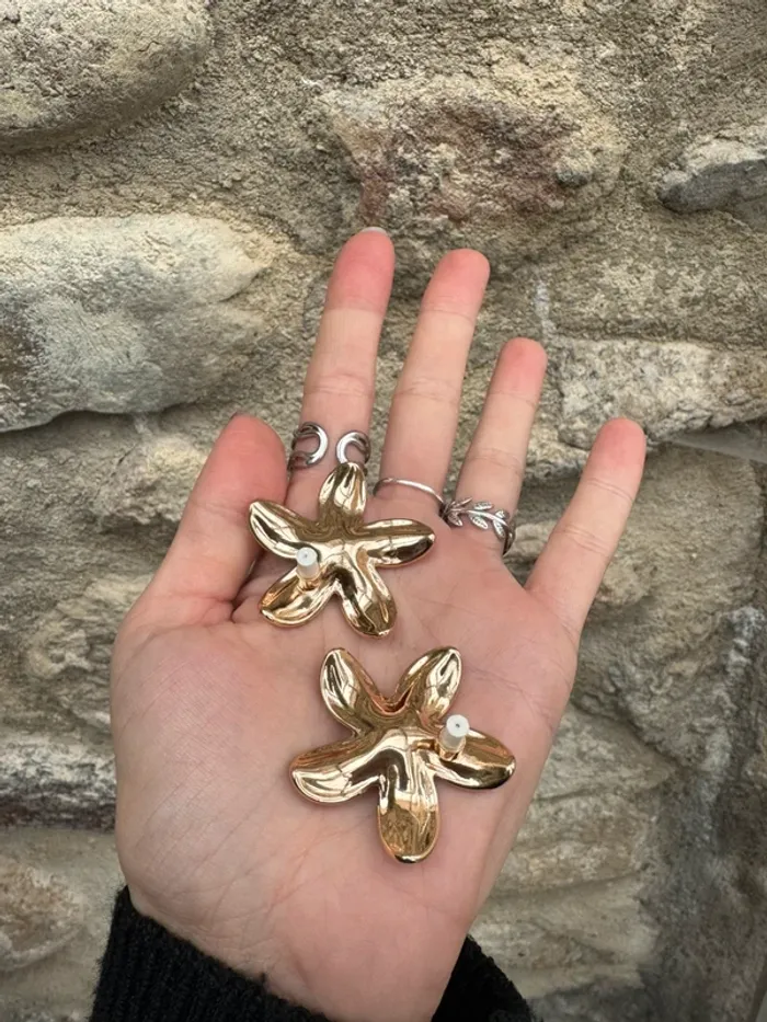 Boucles d’oreilles fleur dorées et nacrées crème - photo numéro 2