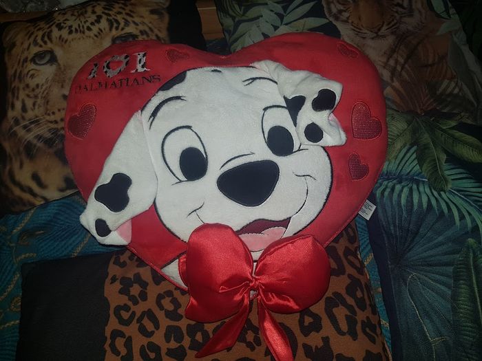 Magnifique coussin forme de coeur amour disney store 101 dalmatiens