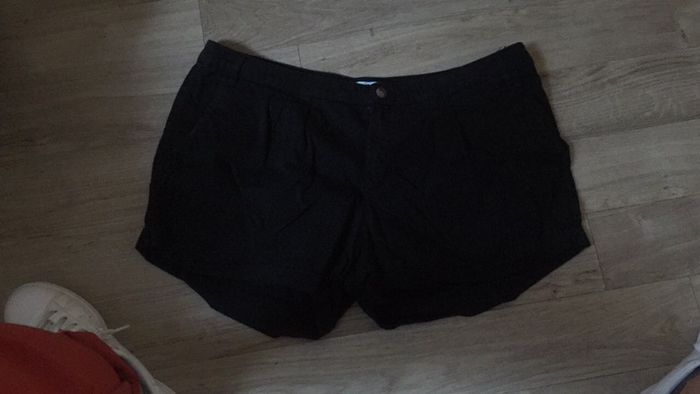 Short court noir NEUF