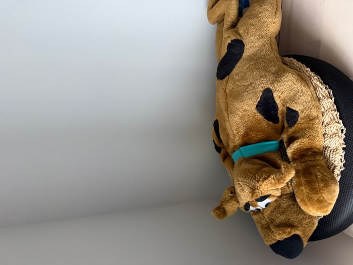 Grande peluche scooby doo interactive Parle en français et vibre quand on appuie sur une oreille - photo numéro 3