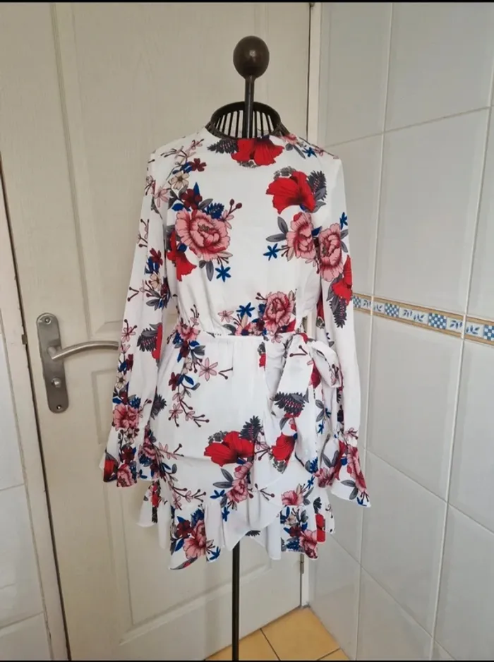 Neuf jolie robe blanche fleurie femme Parisian taille XS34