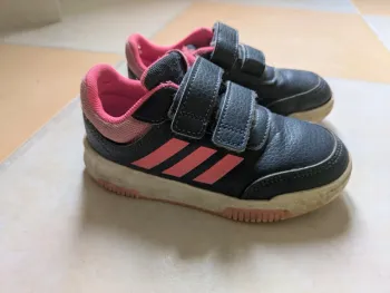 Paire de baskets adidas 26 avec scratch
