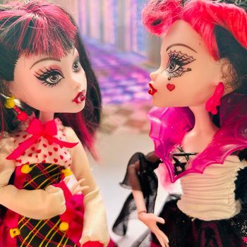2 poupées Monster High Draculaura, de la collection Ghouls Rule de 2012 et School's Out.