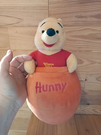 8. Peluche Winnie l'ourson dans son pot de miel 🍯