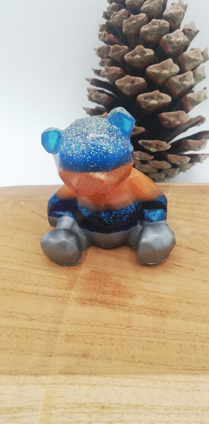 Ourson assis en résine