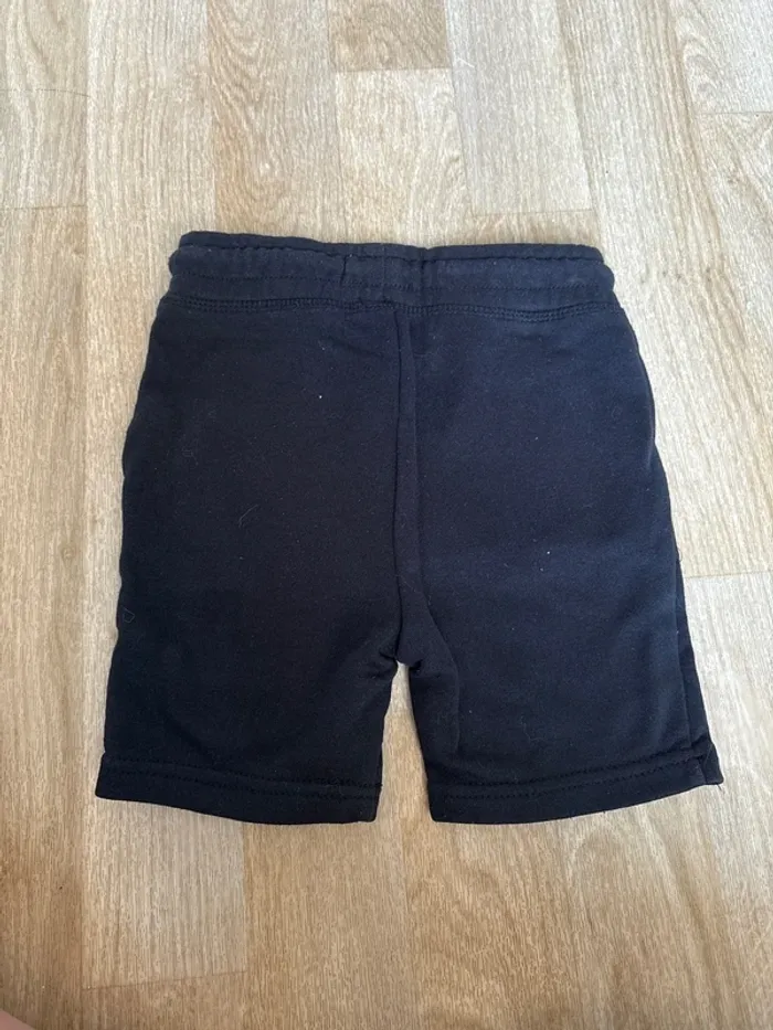 Short Primark taille 3/4 ans - photo numéro 2