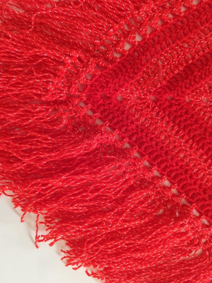 Joli châle confection artisanale au crochet de couleur rouge et rouge pailleté  hauteur de milieu 100 cm  , largeur 158 cm - photo numéro 6