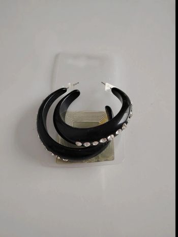 Boucles d'oreilles noires avec perle