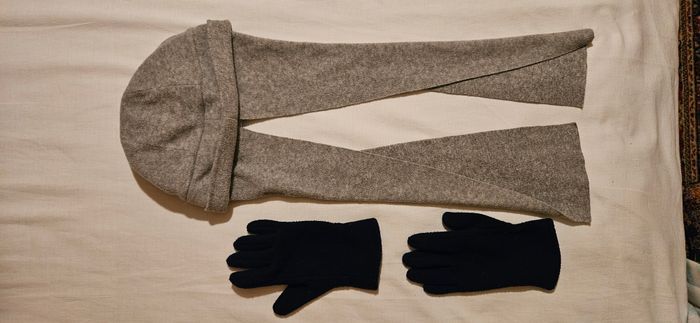 Lot : 1 bonnet, 1 écharpe Winnie l’ourson et 1 paire de gants Décathlon pour enfants 3 à 6 ans - photo numéro 2