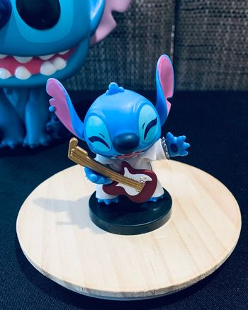 Figurine Stitch guitare 