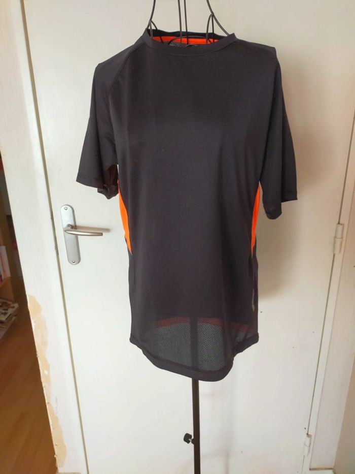 Maillot pour faire du sport peu porté - photo numéro 2