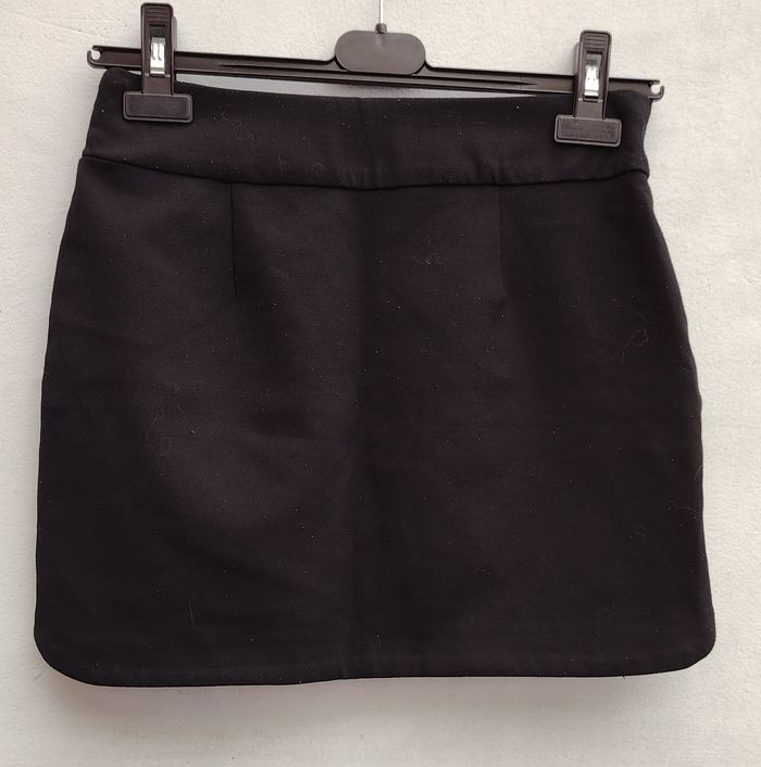 Jupe noire ZARA XS – Mini-jupe élégante basique et tendance - photo numéro 3