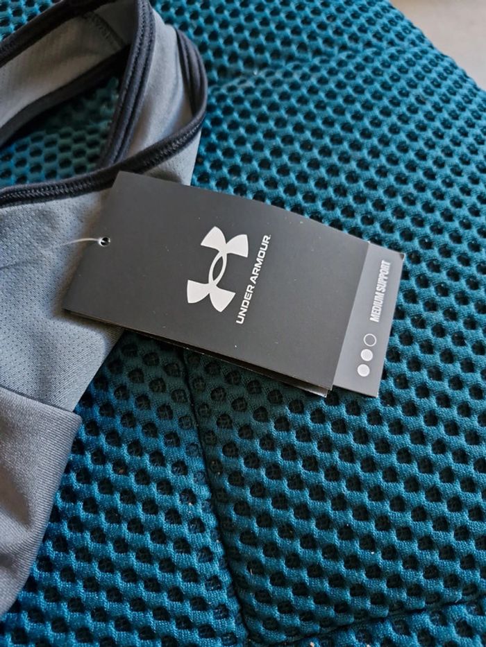 Brassière de sport under armour M - photo numéro 3